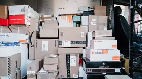 Paquetes en un camión de reparto Paquetes en un camión de reparto