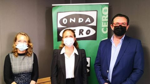 La directora comercial de Autovidal, Esther Vidal, acompa&ntilde;a al director de ASIMA, Alejandro S&aacute;enz de San Pedro, y a la periodista de Onda Cero Elka Dimitrova