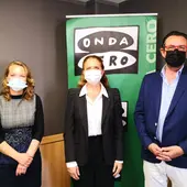 La directora comercial de Autovidal, Esther Vidal, acompaña al director de ASIMA, Alejandro Sáenz de San Pedro, y a la periodista de Onda Cero Elka Dimitrova La directora comercial de Autovidal, Esther Vidal, acompaña al director de ASIMA, Alejandro Sáenz de San Pedro, y a la periodista de Onda Cero Elka Dimitrova