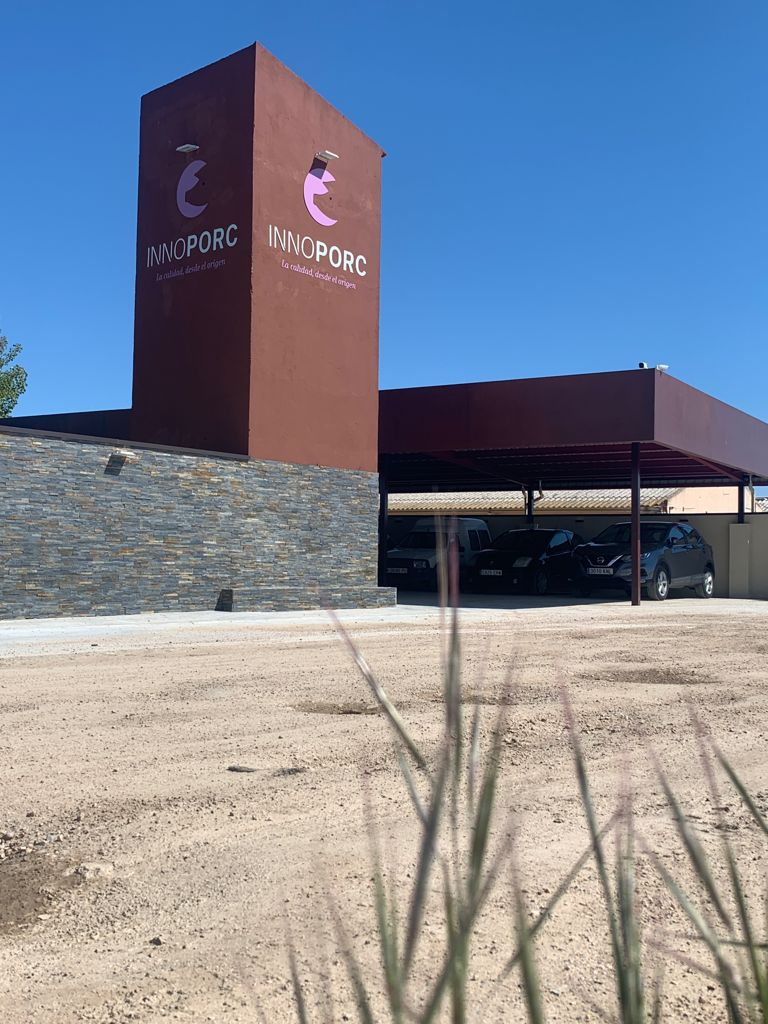 Innoporc invita al ministro Garzón a trabajar unos días en sus granjas de porcino Innoporc invita al ministro Garzón a trabajar unos días en sus granjas de porcino