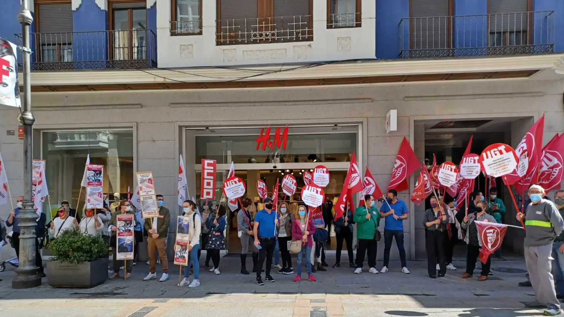 Los trabajadores de H&M se concentran a las puertas del establecimiento ubicado en la Calle Mayor