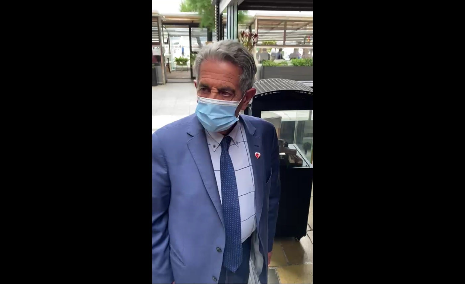 La Asociación de Hostelería denuncia ante Sanidad la comida de Miguel Ángel Revilla en un restaurante La Asociación de Hostelería denuncia ante Sanidad la comida de Miguel Ángel Revilla en un restaurante