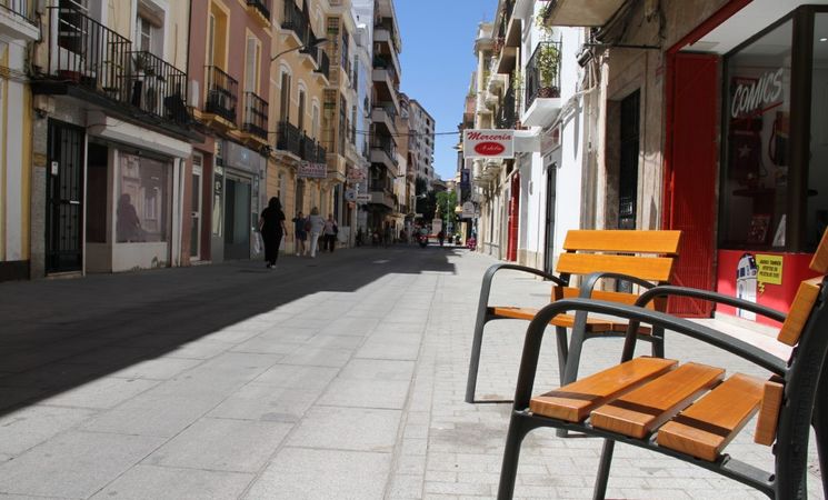 Badajoz limita a 20 km/h la velocidad del tráfico en calles con plataforma única Badajoz limita a 20 km/h la velocidad del tráfico en calles con plataforma única