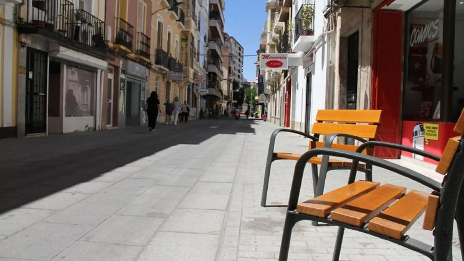 Badajoz limita a 20 km/h la velocidad del tráfico en calles con plataforma única Badajoz limita a 20 km/h la velocidad del tráfico en calles con plataforma única