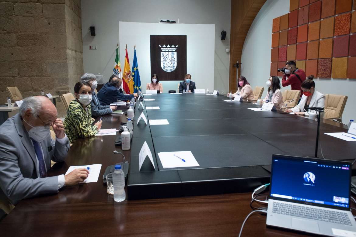 Se mantiene el cierre de la hostelería y restauración a las 12 de la noche durante 14 días más Se mantiene el cierre de la hostelería y restauración a las 12 de la noche durante 14 días más