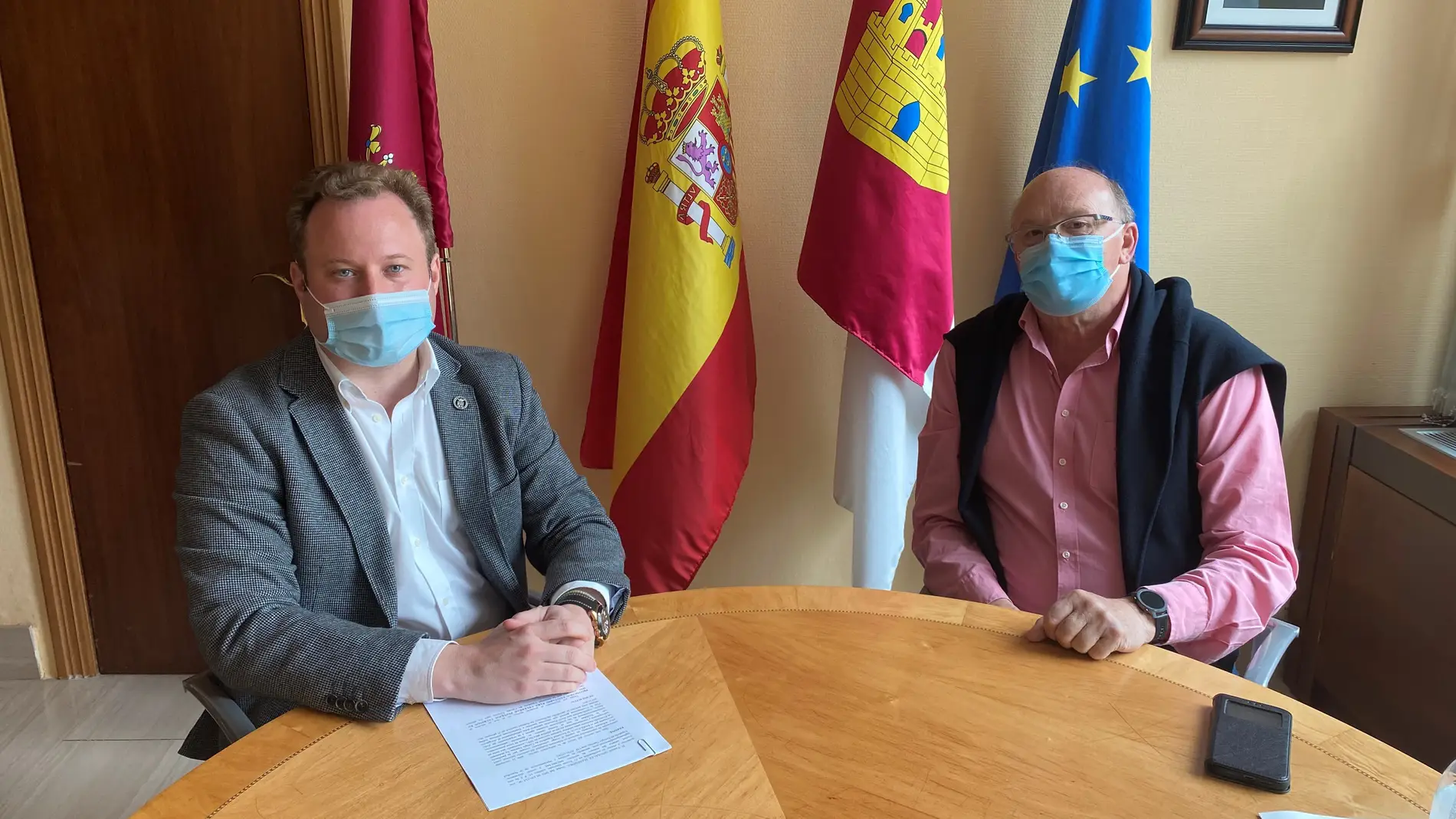 El alcalde de Albacete, Vicente Casañ, junto al presidente de la Sociedad Española de Cirugía Taurina, Pascual González Masegosa.
