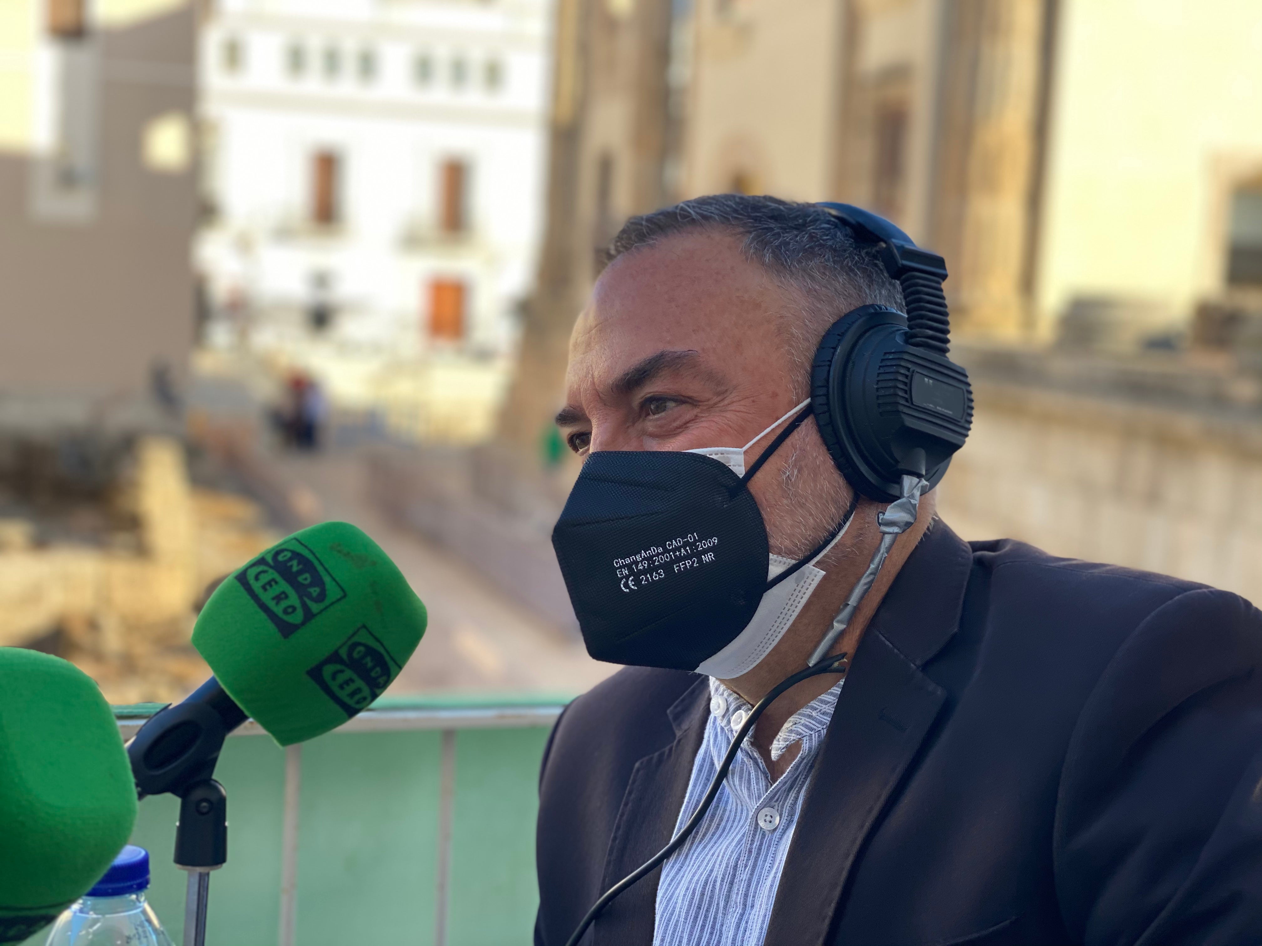 Sánchez Adalid presenta 'Armas de Luz' asegurando que es un cura muy corriente Sánchez Adalid presenta 'Armas de Luz' asegurando que es un cura muy corriente