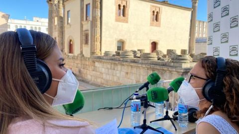 Silvia Fern&aacute;ndez con Onda Cero M&eacute;rida en el Templo de Diana 