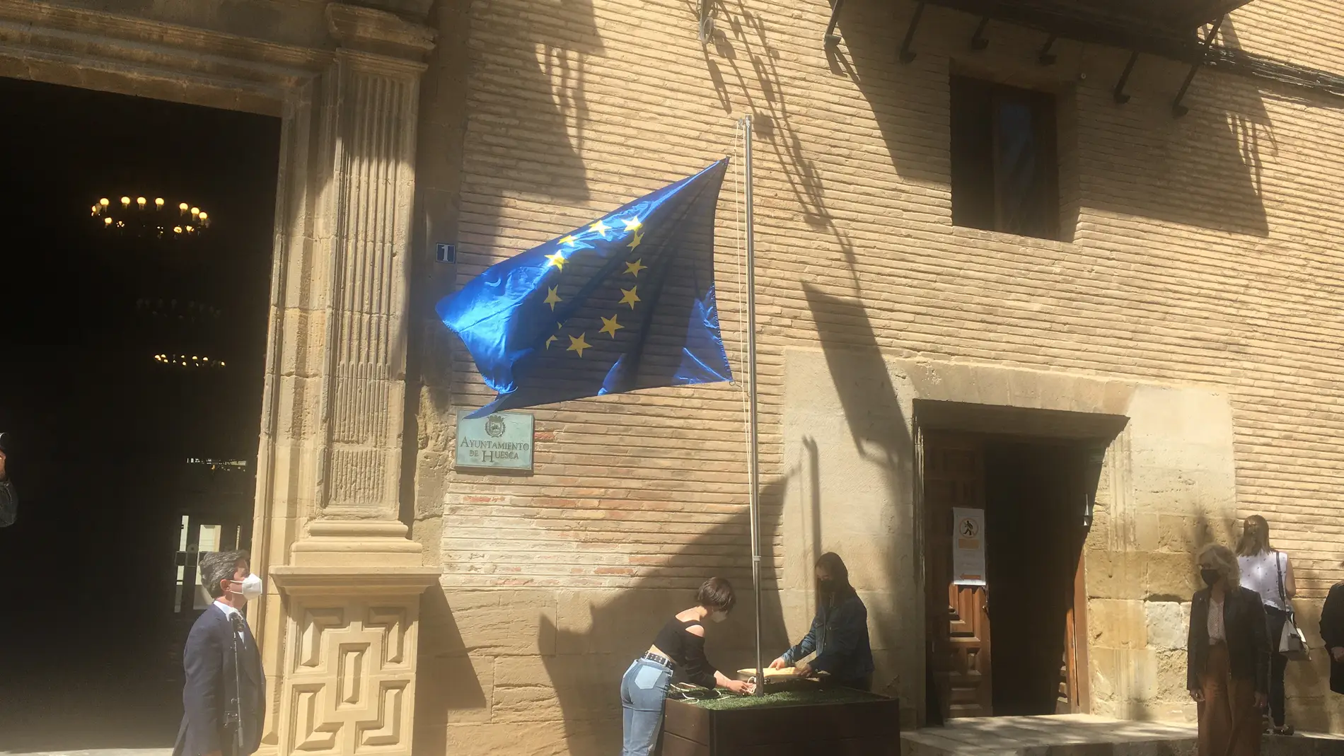 Dos estudiantes del Sierra de Guara izan la bandera de Europa ante el alcalde y resto de instituciones