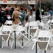 Varias personas consumen en la calle frente a las terrazas cerradas en L'Hospitalet de Llobregat. Varias personas consumen en la calle frente a las terrazas cerradas en L'Hospitalet de Llobregat.