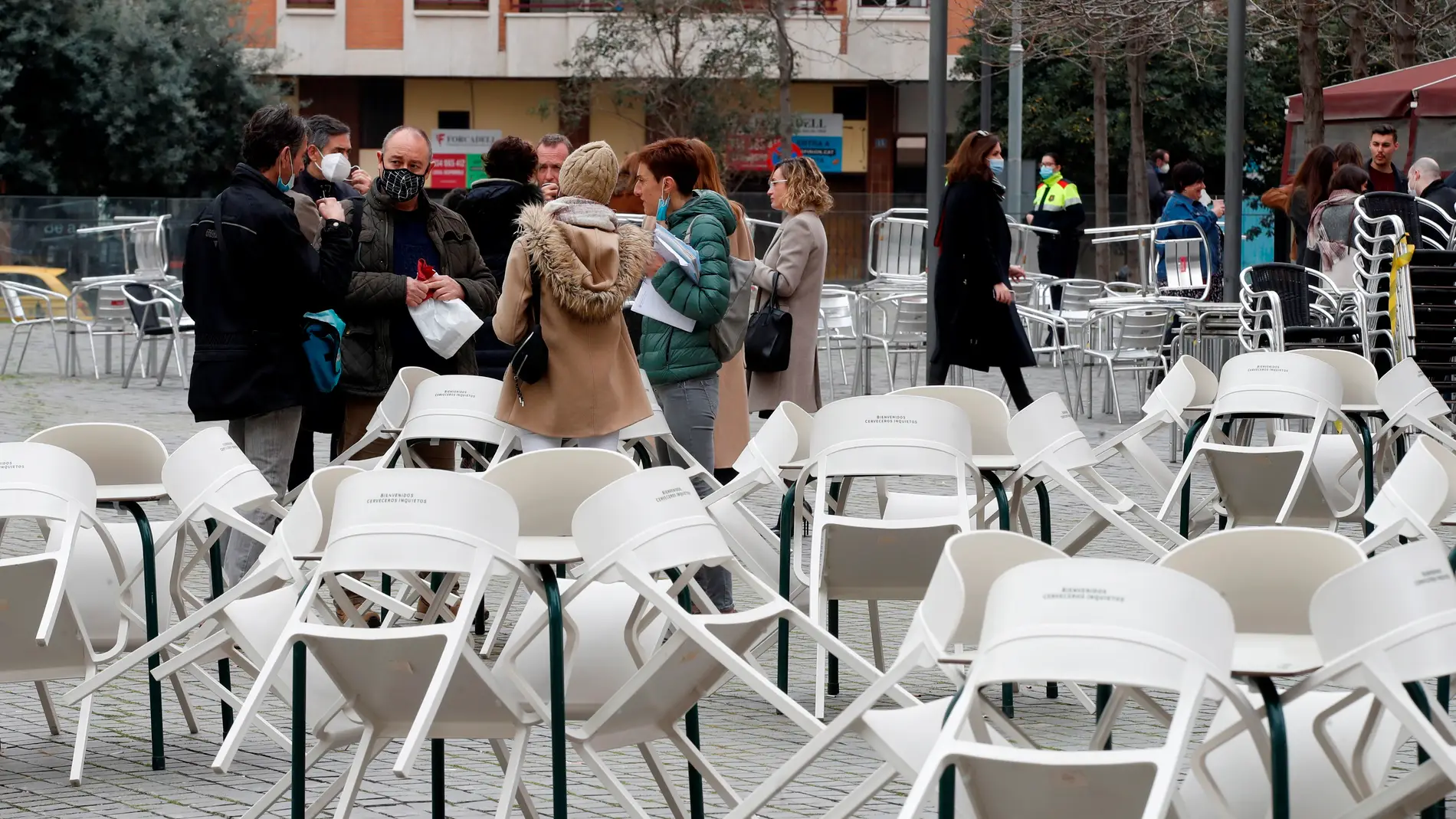 Varias personas consumen en la calle frente a las terrazas cerradas en L&#39;Hospitalet de Llobregat.