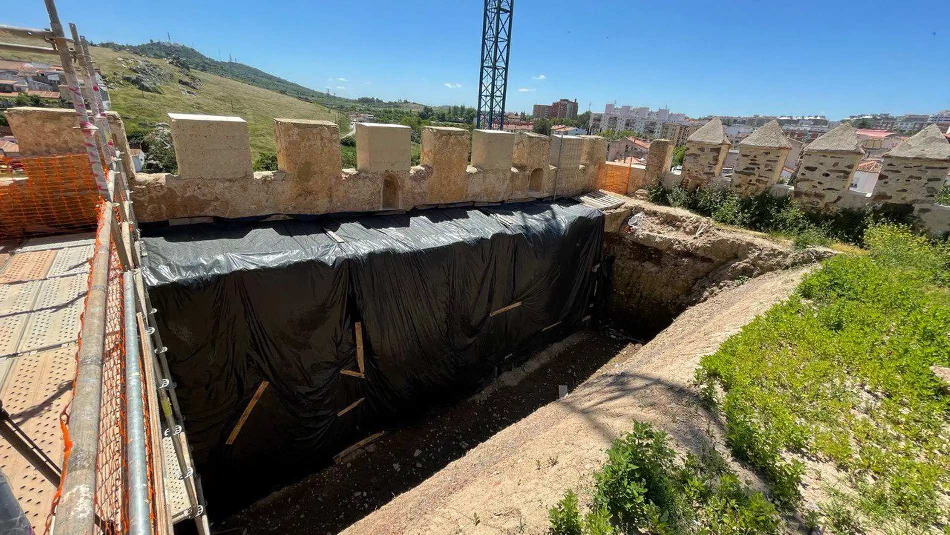 El Baluarte de los Pozos de Cáceres se vaciará para conservar el monumento que sufre graves daños estructurales
