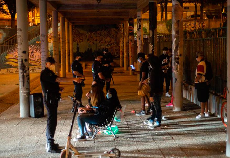 Salud prohíbe la venta de alcohol por la noche y limita a diez el máximo de personas en reuniones Salud prohíbe la venta de alcohol por la noche y limita a diez el máximo de personas en reuniones