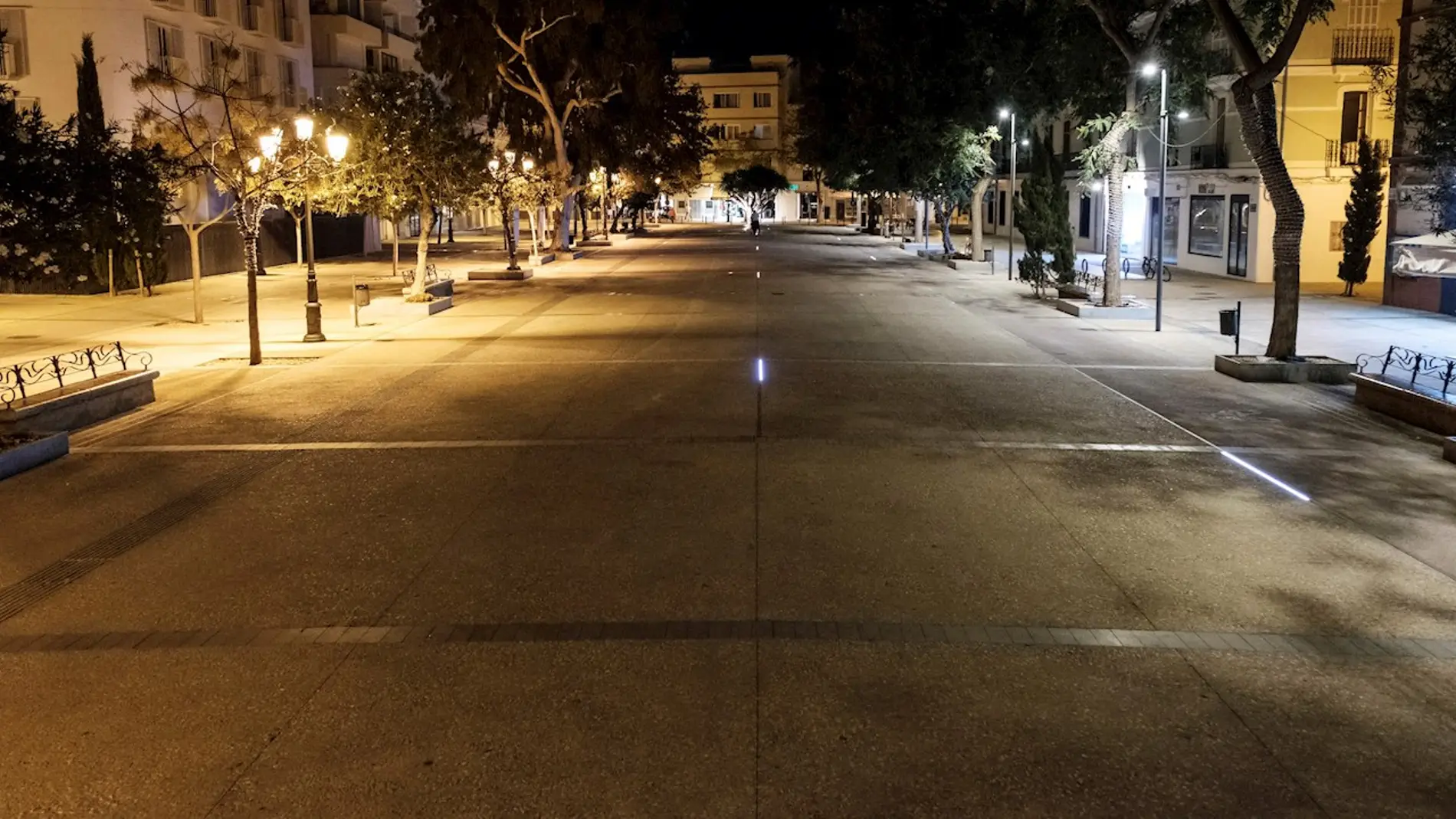 Calle desierta de noche. 