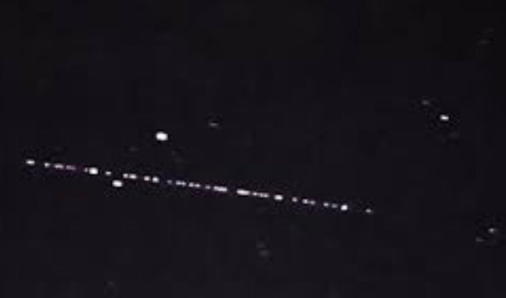 ¿Sabes qué son las extrañas luces que atravesaron anoche el cielo de Alicante? Pedro Amorós nos lo cuenta en 'Más de uno' ¿Sabes qué son las extrañas luces que atravesaron anoche el cielo de Alicante? Pedro Amorós nos lo cuenta en 'Más de uno'