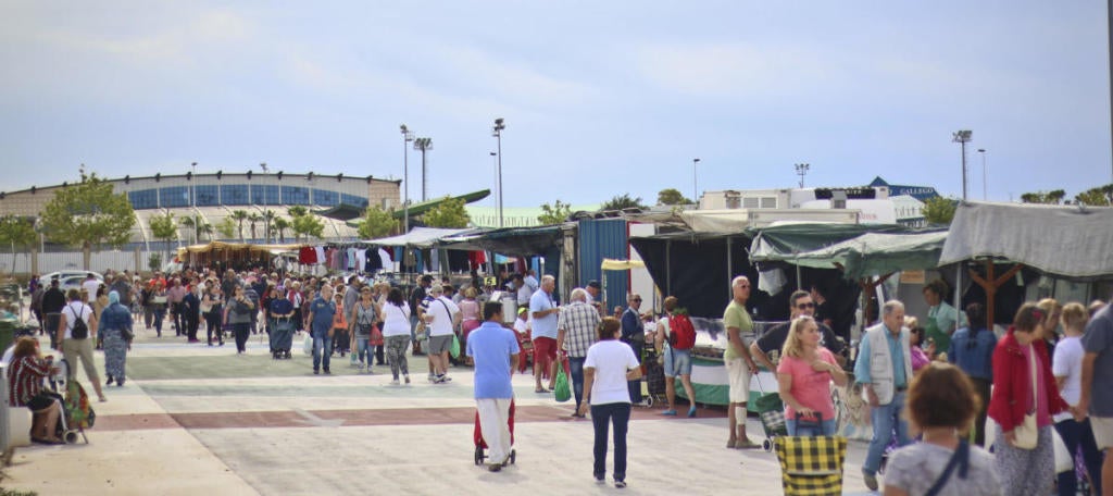 De los 220 puestos de venta que hasta el momento venían instalándose semanalmente, a partir de mañana serán casi 500 los puestos que podrán hacerlo De los 220 puestos de venta que hasta el momento venían instalándose semanalmente, a partir de mañana serán casi 500 los puestos que podrán hacerlo