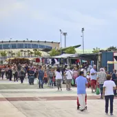 De los 220 puestos de venta que hasta el momento venían instalándose semanalmente, a partir de mañana serán casi 500 los puestos que podrán hacerlo De los 220 puestos de venta que hasta el momento venían instalándose semanalmente, a partir de mañana serán casi 500 los puestos que podrán hacerlo
