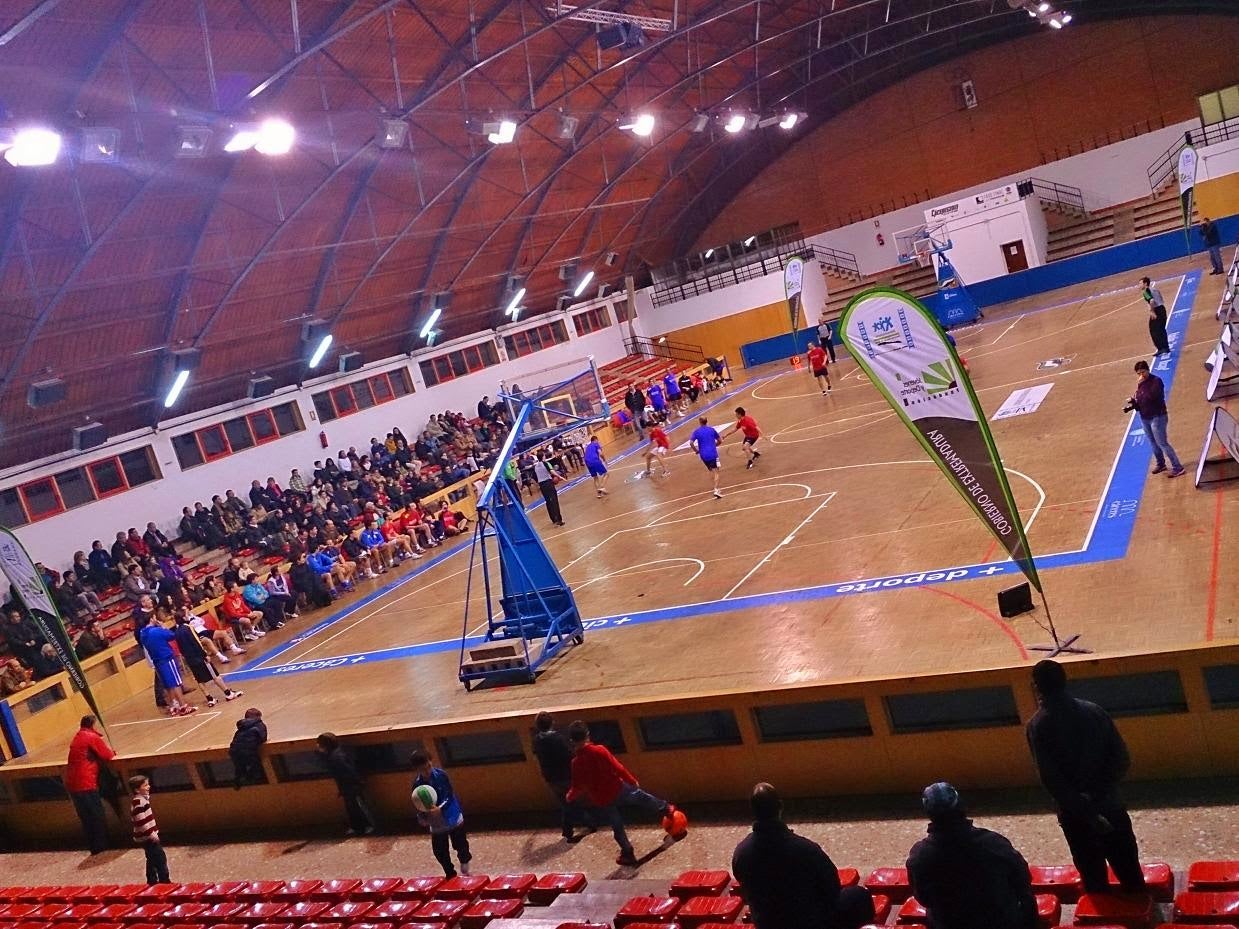 Los clubes que disputan partidos en las instalaciones municipales de Cáceres podrán contar con público este fin de semana Los clubes que disputan partidos en las instalaciones municipales de Cáceres podrán contar con público este fin de semana