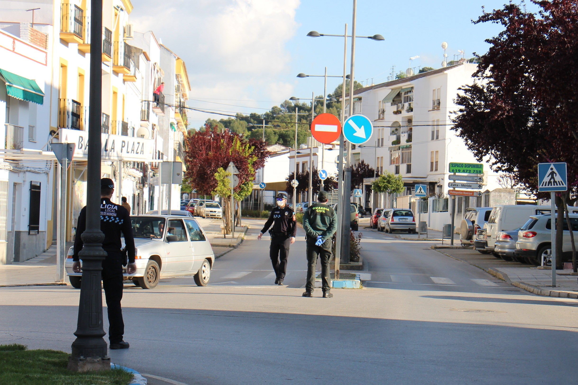 La Guardia Civil detiene a un hombre de 61 años como presunto autor de la muerte de sus dos hermanos de 68 y 64 años con los que vivía en un domicilio de Los Santos de Maimona La Guardia Civil detiene a un hombre de 61 años como presunto autor de la muerte de sus dos hermanos de 68 y 64 años con los que vivía en un domicilio de Los Santos de Maimona