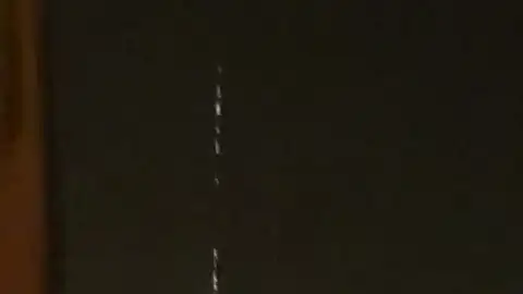 El lanzamiento de 60 satélites hace visible en el cielo de Elche una hilera de luces intermitentes. El lanzamiento de 60 satélites hace visible en el cielo de Elche una hilera de luces intermitentes