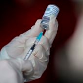 Un miembro del personal de salud sostiene una dosis de la vacuna contra la covid-19.