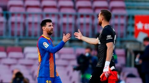 Messi y Oblak se estrechan la mano al finalizar el partido.