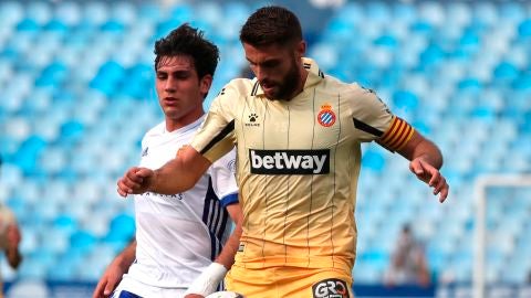David L&oacute;pez controla el bal&oacute;n en el partido del Espanyol.