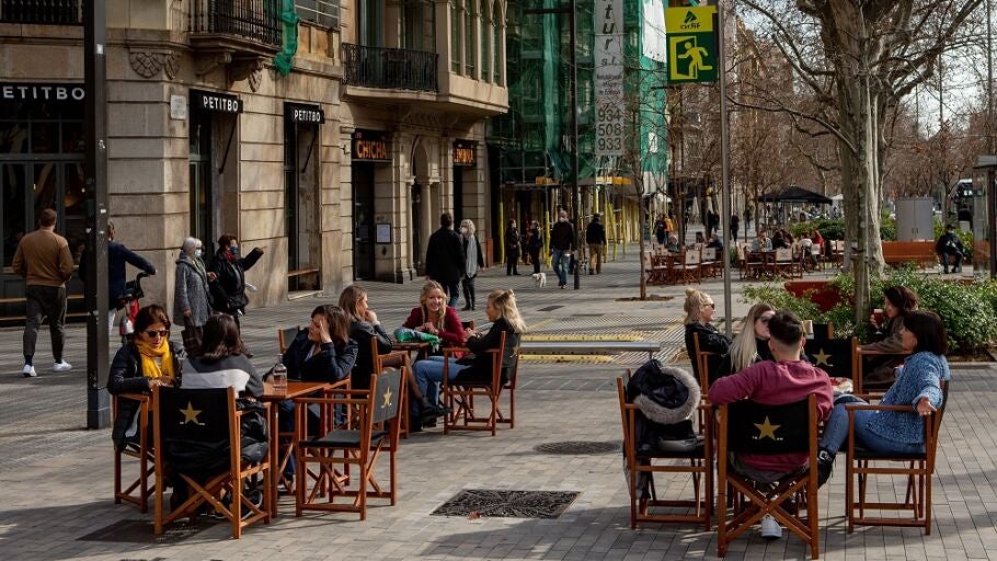 Personas sentadas en una terraza del centro de Barcelona en una imagen de archivo