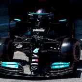 El piloto británico de Mercedes Lewis Hamilton sale del box.