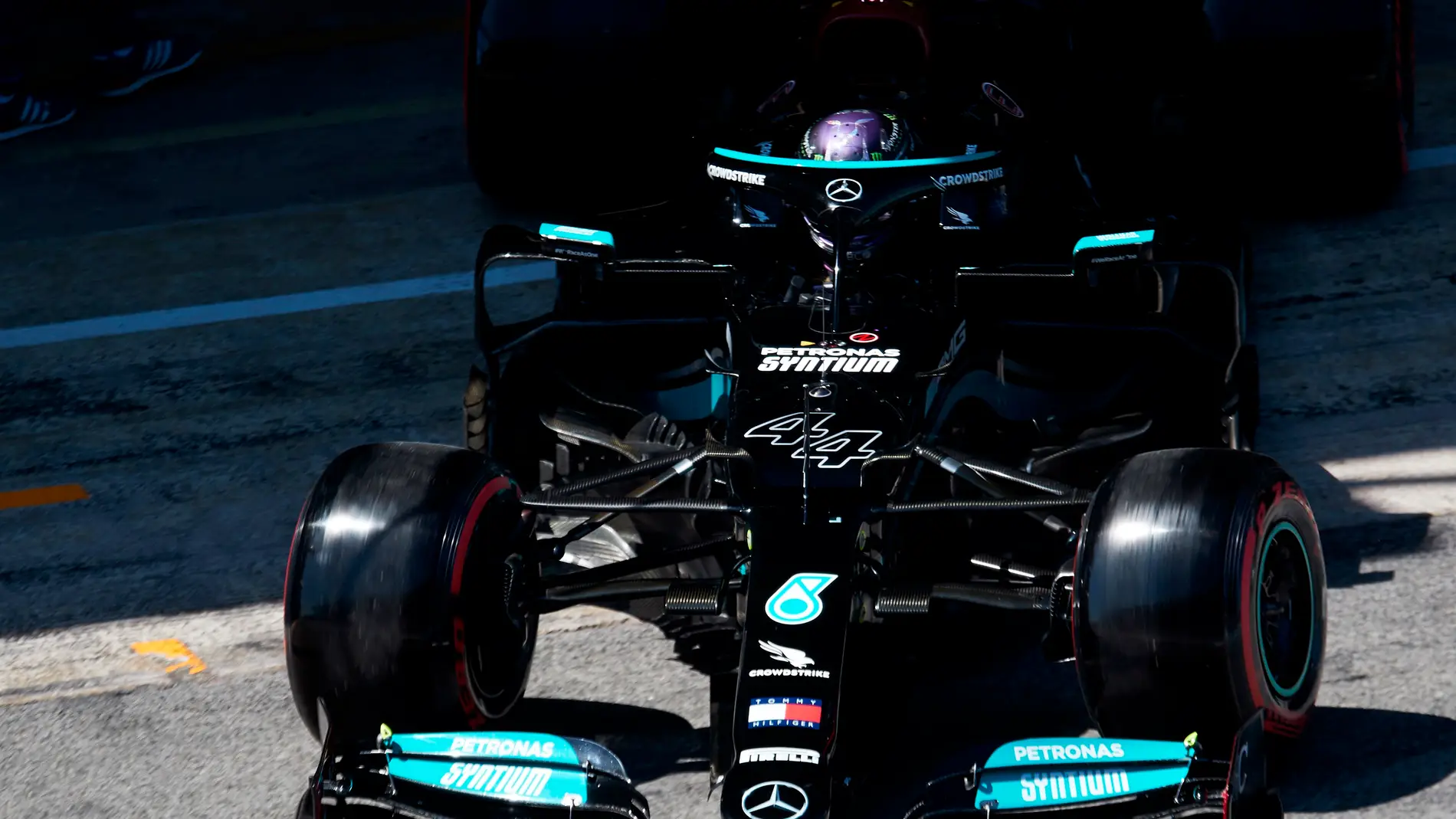 El piloto británico de Mercedes Lewis Hamilton sale del box.