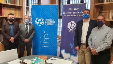 Firma del convenio entre el Colegio de Veterinarios y el Banco de Alimentos de Granada Firma del convenio entre el Colegio de Veterinarios y el Banco de Alimentos de Granada