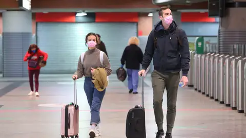 Imagen de archivo de personas con maletas en una estación de tren Imagen de archivo de personas con maletas en una estación de tren