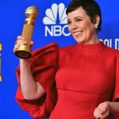La actriz Olivia Colman sostiene su Globo de Oro a la Mejor Actriz protagonista de una serie dramática por 'The Crown'