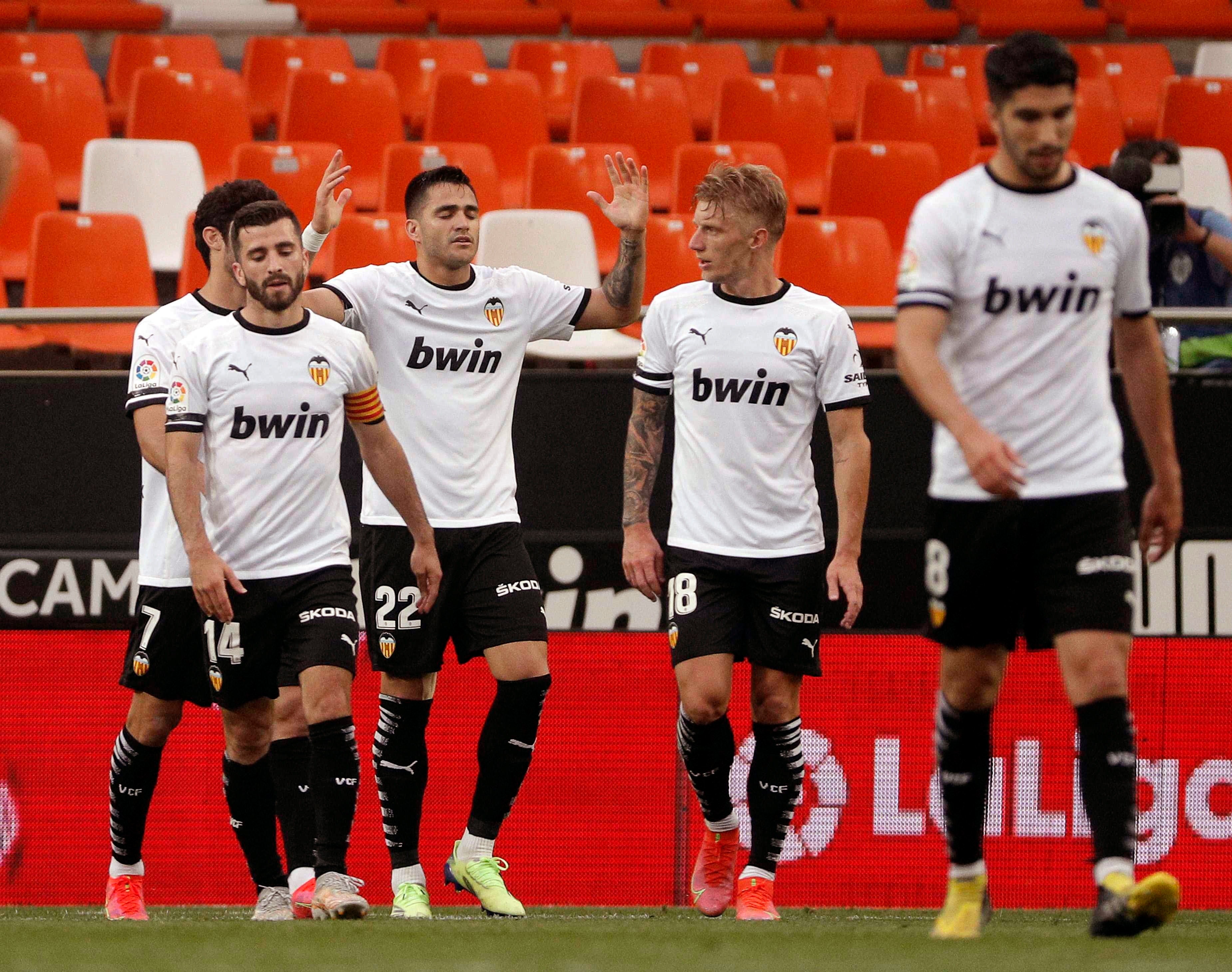 Maxi Gómez da aire al Valencia y deja en la cuerda floja al Valladolid Maxi Gómez da aire al Valencia y deja en la cuerda floja al Valladolid