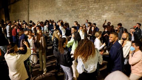 Aglomeraciones tras finalizar el estado de alarma en Barcelona