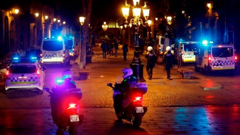 Aspecto del Paseo del Born de Barcelona, hoy s&aacute;bado por la noche despu&eacute;s del toque de queda y antes de que termine el estado de alarma.