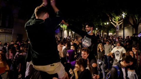 LaSexta Noticias Fin de Semana (09-05-21) Fiestas en la calle y aglomeraciones sin distancia de seguridad en las primeras horas sin estado de alarma