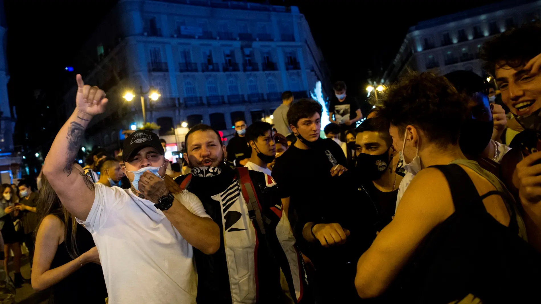 Grupos de personas celebran el fin del estado de alarma en Madrid.