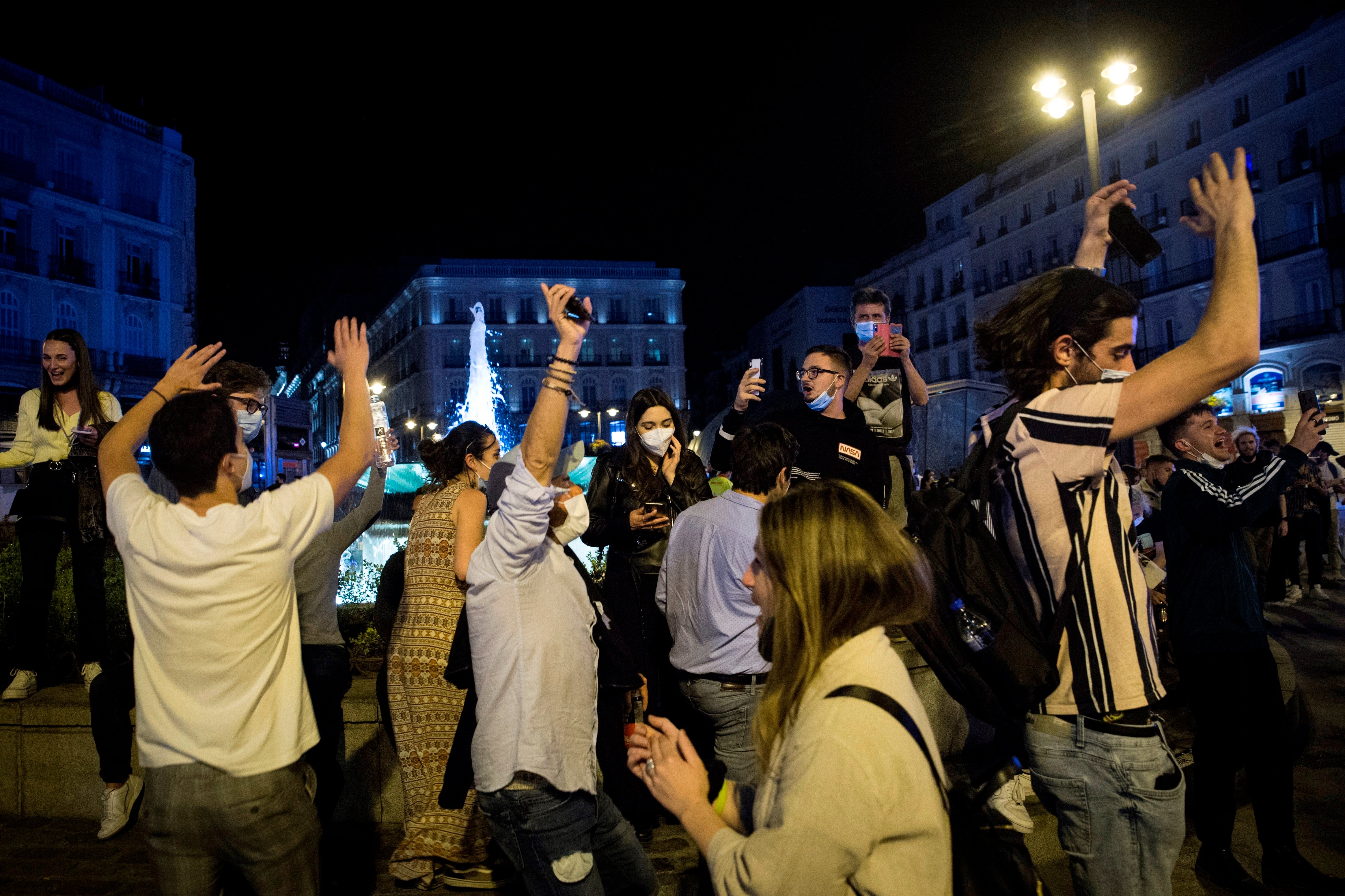 Los periódicos hablan del jolgorio callejero tras decaer el estado de alarma Los periódicos hablan del jolgorio callejero tras decaer el estado de alarma