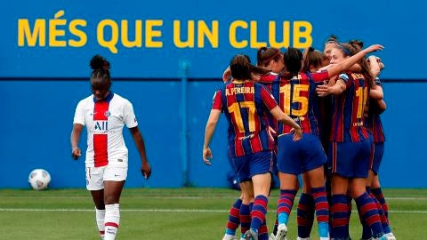 Las jugadoras del Barcelona celebran un gol contra el PSG.