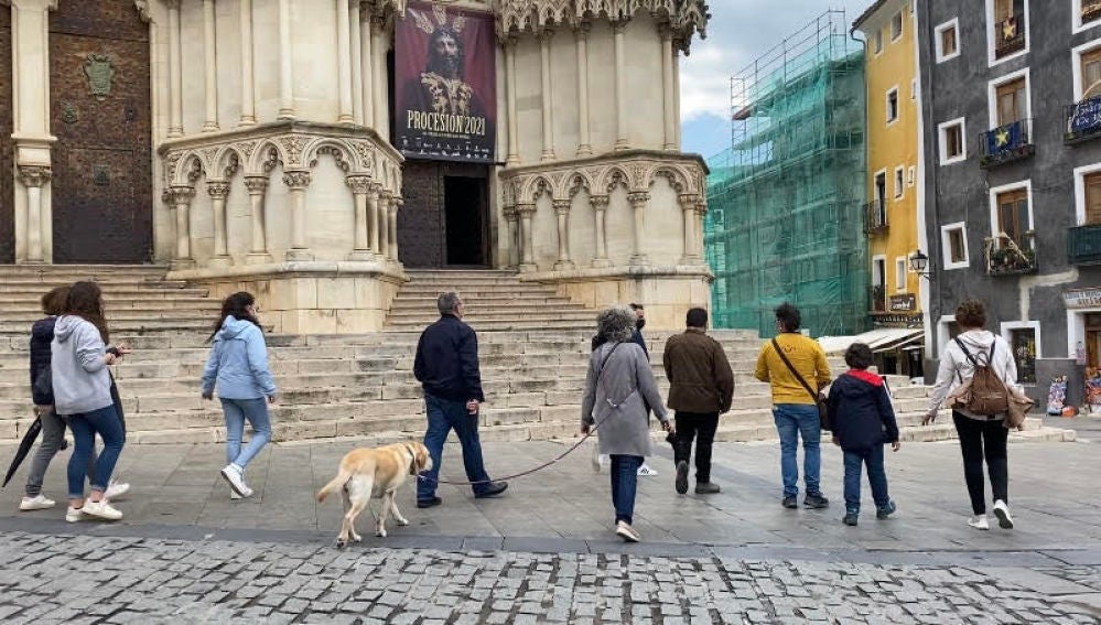 La Plaza Mayor, en el casco antiguo de Cuenca, concurrida este domingo a pesar de la lluvia