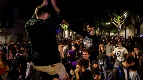 Decenas de jóvenes celebran el fin del estado de alarma en la calle en Barcelona Decenas de jóvenes celebran el fin del estado de alarma en la calle en Barcelona