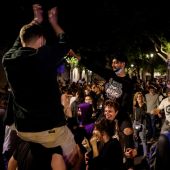 Decenas de jóvenes celebran el fin del estado de alarma en la calle en Barcelona