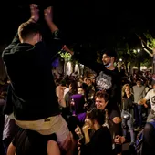 Decenas de jóvenes celebran el fin del estado de alarma en la calle en Barcelona Decenas de jóvenes celebran el fin del estado de alarma en la calle en Barcelona