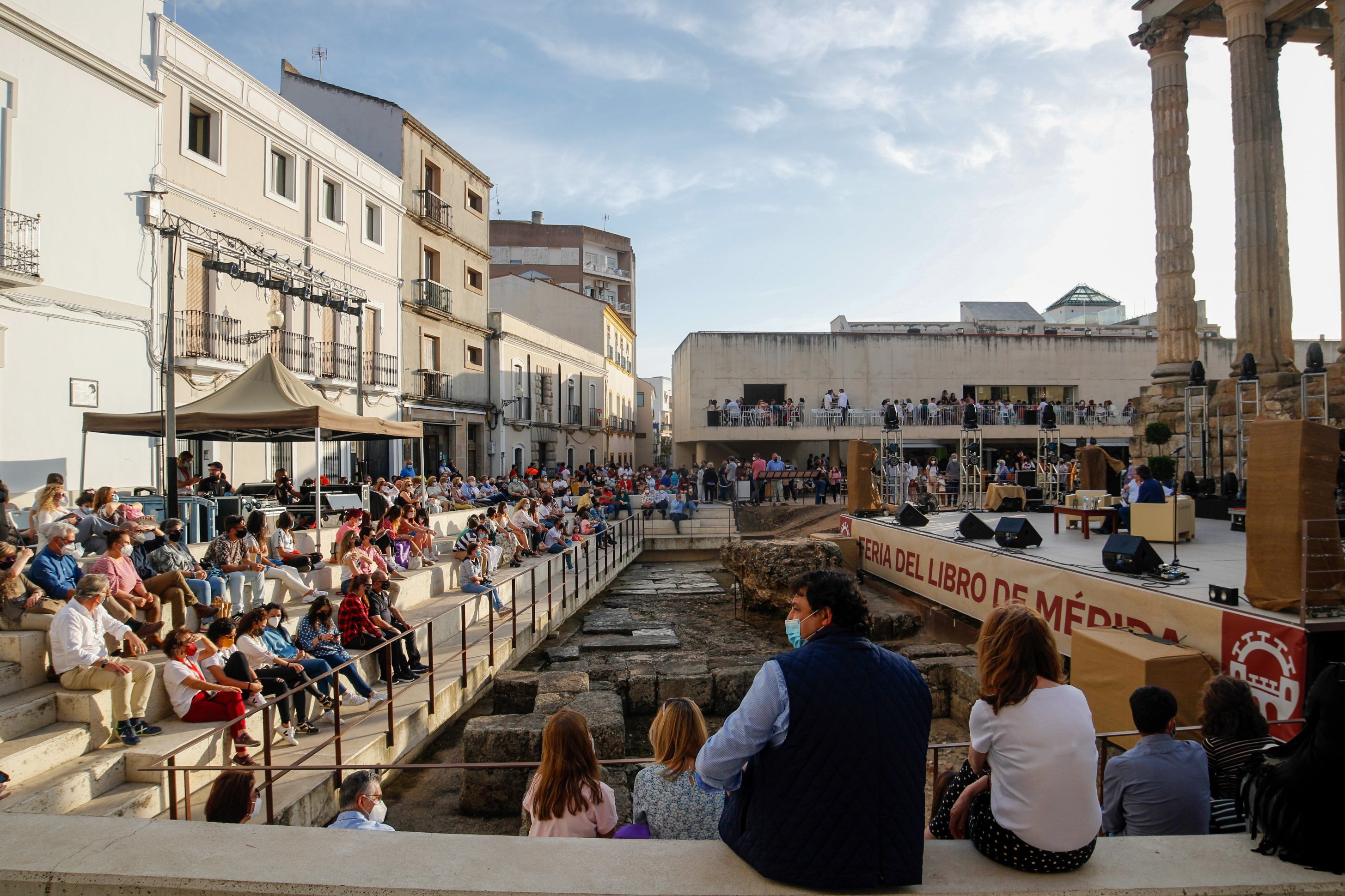 Hasta 8.000 personas han visitado la Feria del Libro en esta edición Hasta 8.000 personas han visitado la Feria del Libro en esta edición