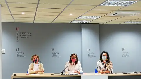 Autoridades recuerdan "necesidad de seguir cumpliendo medidas anticovid" en "fase final de desescalada" La Delegada Del Gobierno, Aina Calvo; La Consellera De Presidencia, Función Pública E Igualdad, Mercedes Garrido; Y La Regidora De Seguridad Ciudadana De Cort, Joana Maria Adrover.