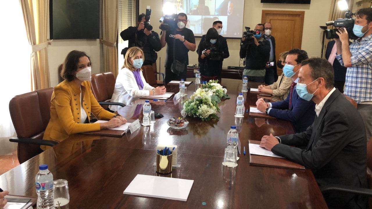 La ministra de Industria confía en que EEUU desista en la implantación de un arancel adicional al sector calzado La ministra de Industria confía en que EEUU desista en la implantación de un arancel adicional al sector calzado