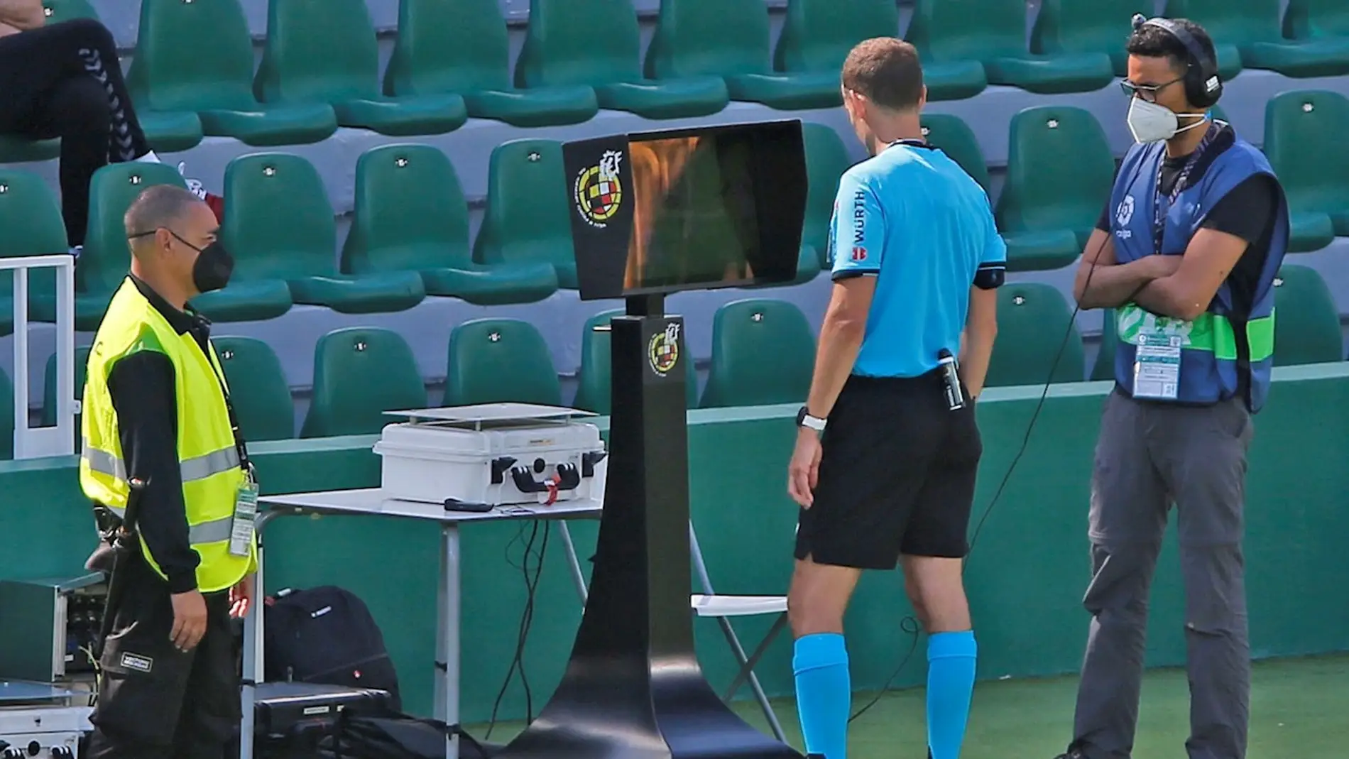 Un árbitro consulta el VAR durante un partido