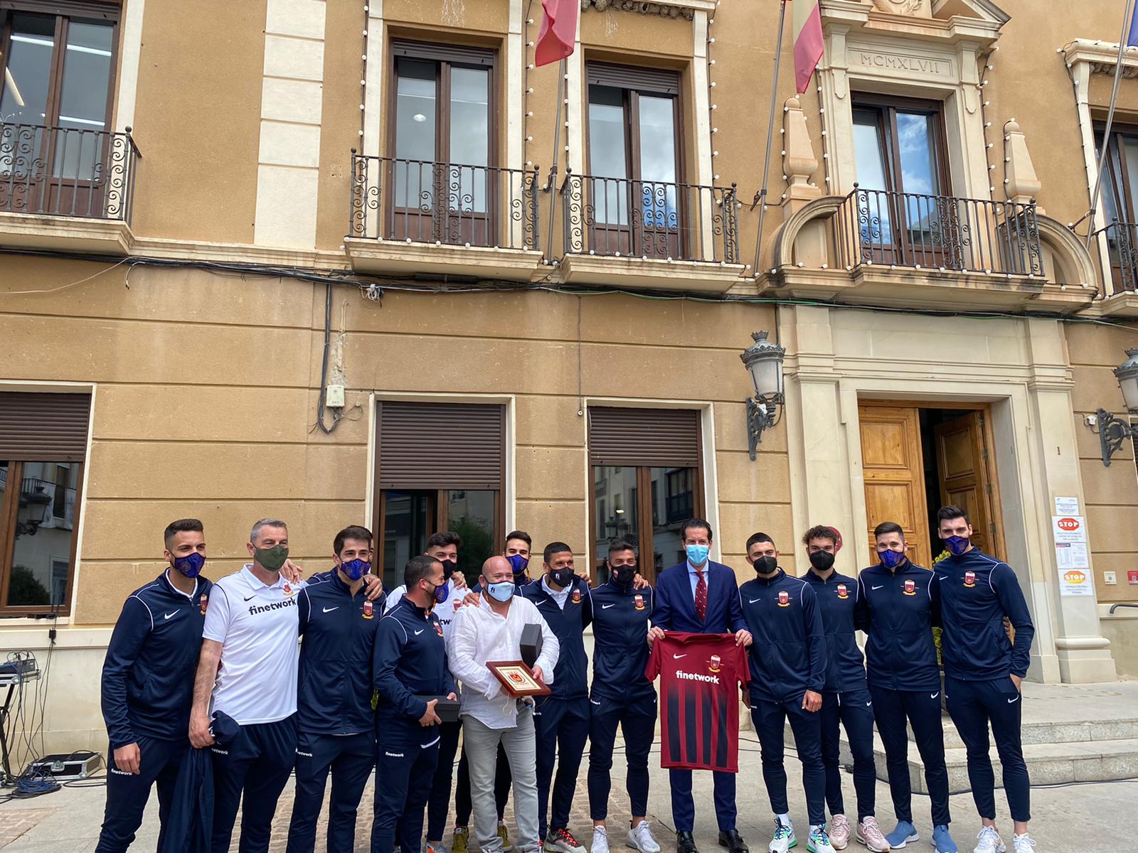 El Eldense celebra en el Ayuntamiento su ascenso a Segunda RFEF El Eldense celebra en el Ayuntamiento su ascenso a Segunda RFEF