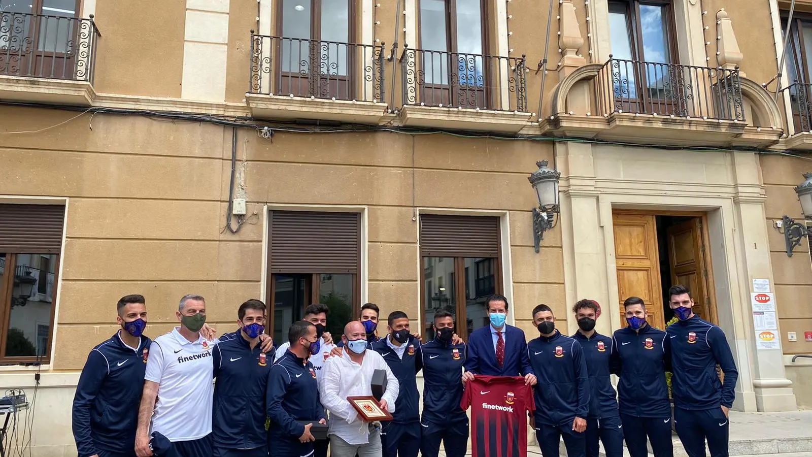 Rubén Alfaro, alcalde de Elda, con la plantilla del Eldense en la celebración de su ascenso a Segunda RFEF. ELDA